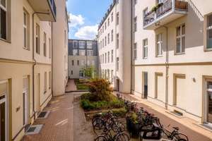 Ein Rückzugsort mitten in der Stadt – Stilvolle Altbauwohnung mit sonnigem Westbalkon – Die vollständige Adresse der Immobilie erhältst du vom Anbieter., 10117 Mitte (Ortsteil), Berlin – Vorschaubild 12