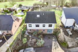 Klein auf dem Papier, groß im Wohngefühl – Einfamilienhaus mit zusätzlichem Dachstudio *provisionsfr – Die vollständige Adresse der Immobilie erhältst du vom Anbieter., 53773 Hennef (Sieg) – Vorschaubild 2