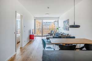 Geschmackvoll neu möblierte Wohnung mit Balkon zum Park am Gleisdreieck – Schöneberger Ufer 5c, 10785 Kreuzberg, Berlin – Vorschaubild 1