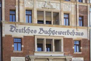 "Frei-werdender Maisonette-Traum im historischen Buchgewerbehaus – Kamin, Loggia & 2 TG-Stellplätze"