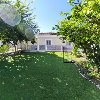 FREISTEHENDES HAUS MIT GROSSEM GARTEN