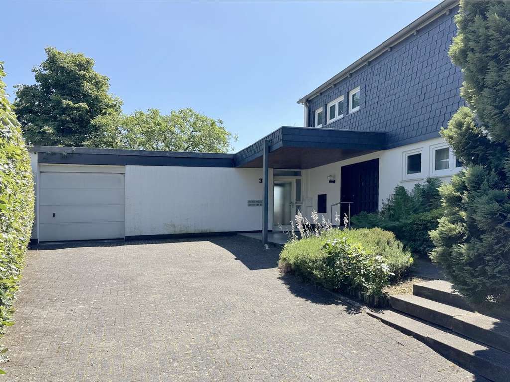 Immobilie in Rösrath - Architektenhaus mit Einliegerwohnung und Bürotrakt am Königsforst - Grundstück weiter bebaubar - Bild 1