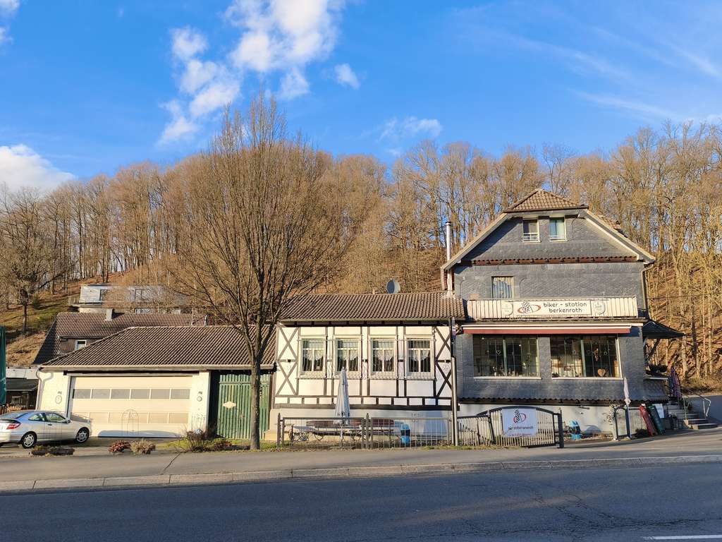 Immobilie in Nümbrecht - Kapitalstarkes Objekt an Hauptverkehrsstraße – Gastronomie & Wohnflächen - Bild 0