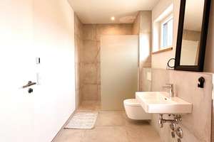 Lichtdurchflutetes Neubau EFH mit Wellness Oase & modernster Ausstattung in Eberspoint-Velden – Die vollständige Adresse der Immobilie erhältst du vom Anbieter., 84149 Velden – Vorschaubild 12