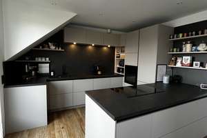 Helle, modern sanierte 2–3 Zimmer Wohnung mit Südbalkon