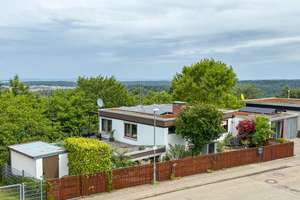 Freistehendes Wohnhaus mit Wärmepumpe, PV-Anlage und Blick ins Grüne