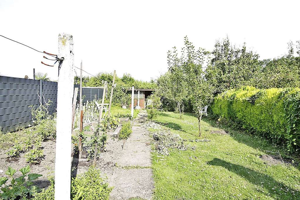 Immobilie in Neukirchen-Vluyn - Sanierungsbedürftiges Haus mit großem Grundstück - Bild 0