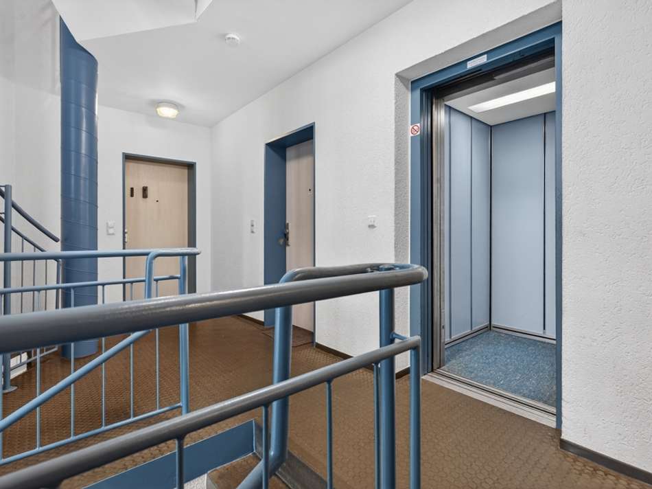 Treppenhaus mit Aufzug