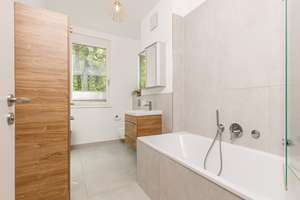 Wild Rose - Moderne Familienwohnung mit Südwest-Balkon & Stellplatz vis-à-vis Schlosspark Biesdorf – Die vollständige Adresse der Immobilie erhältst du vom Anbieter., 12683 Biesdorf, Berlin – Vorschaubild 9