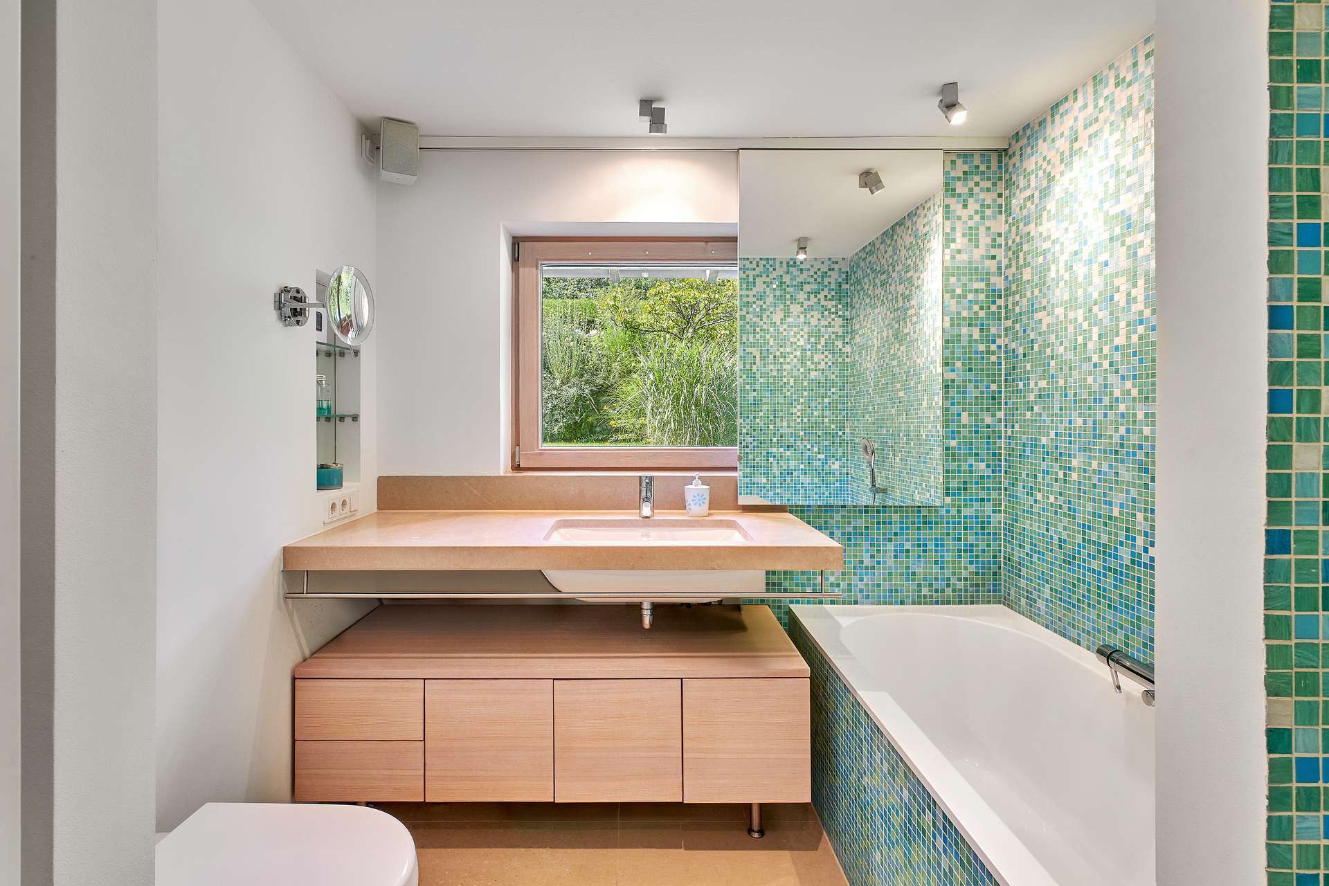 Immobilie in Eching am Ammersee - Familienvilla mit Pool, luftigem Strandhausflair, Seeblick, Lift und Einliegerwohnung in Seenähe - Bild 3