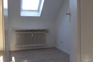 Helle, freundliche 3-Zi-DG-Wohnung im 2.OG; ca. 78 qm in 4 Parteien-Haus, KA-Waldstadt – Waldenburgerstr. 7, 76139 Waldstadt, Karlsruhe – Vorschaubild 2