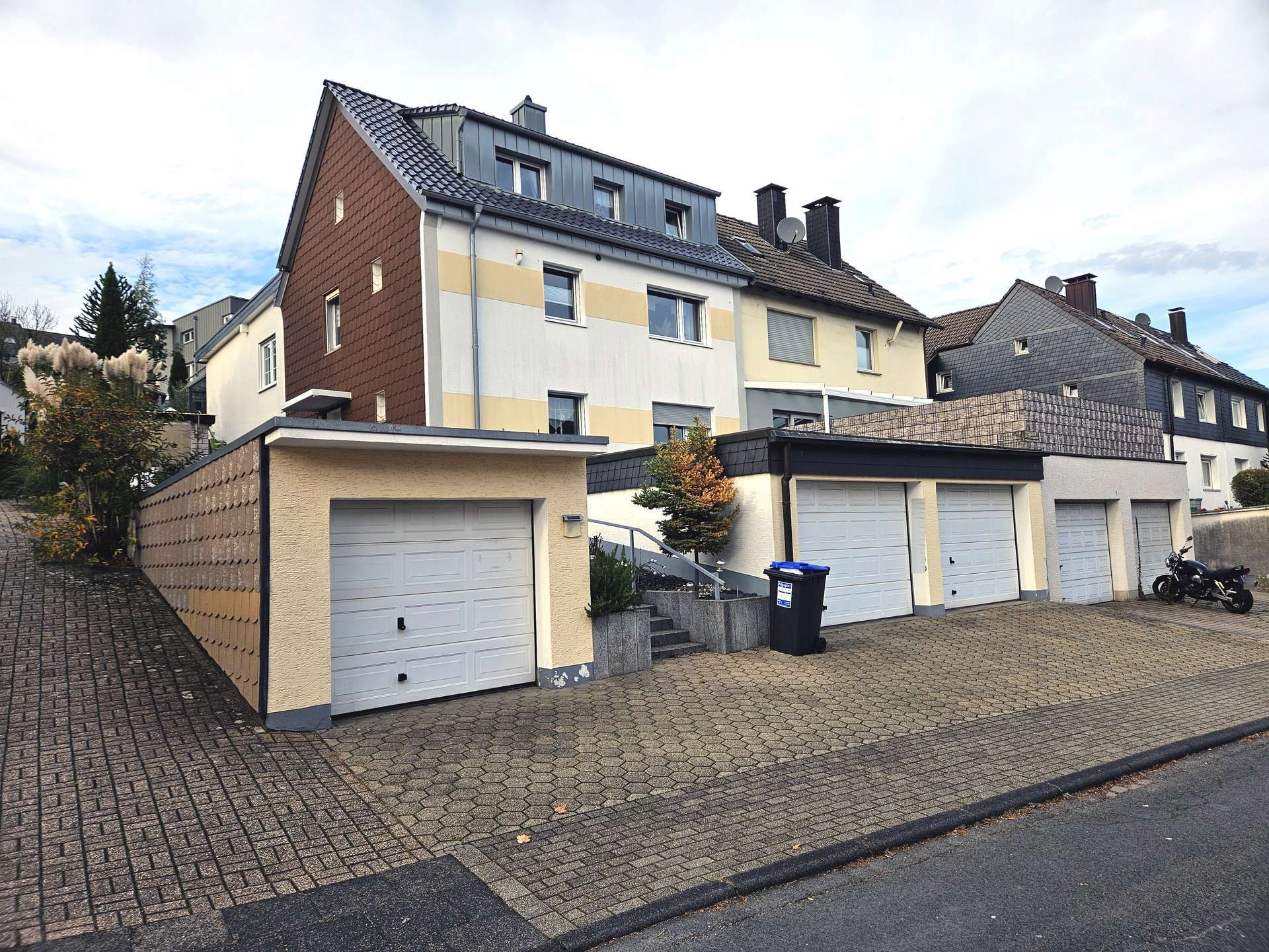 Modernisiertes 1-2-Familienhaus mit 3 Garagen und attr. Garten in guter und ruhiger Lage in Wetter, Ennepe Ruhr Kreis – Bild 2