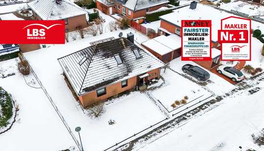 Bild von Modernisierter Familien-Bungalow mit zwei Garagen & großem Grundstück