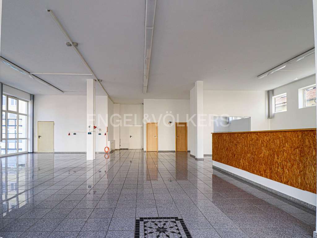 Immobilie in Weilheim in Oberbayern - Vielseitige Gewerbeeinheit, für Praxis, Showroom, Atelier, Studio oder exklusiver Fahrzeugunterbr... - Bild 4