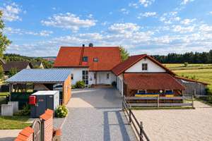 Charmantes Einfamilienhaus in ruhiger Lage mit Stall und eigener Pferdekoppel – 84163 Marklkofen – Vorschaubild 1