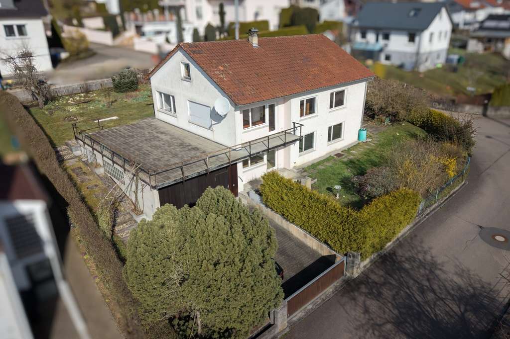 Immobilie in Allmendingen - Sanierungsobjekt mit Potenzial: Wohnen und Werkeln in Aussichtslage von Allmendingen - Bild 1