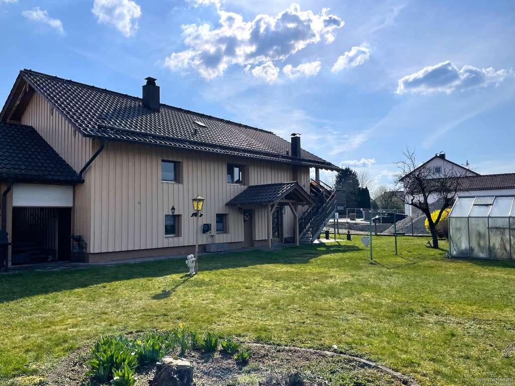 Immobilie in Künzing - Gepflegtes Haus mit großem Grundstück in zentraler Lage von Künzing! - Bild 2