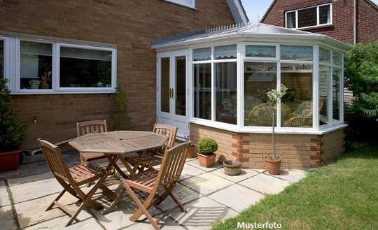 Einfamilien-Reihenendhaus, Garten und Garage