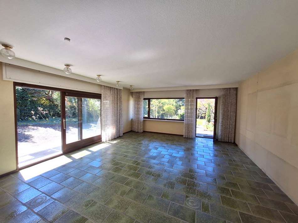 großzügiges Wohnzimmer