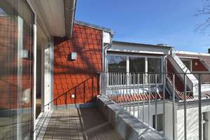 PROVISIONSFREI ! SCHÖNE, SEHR HELLE DACHGESCHOSS-WOHNUNG M. 2 BÄDER U. TERRASSE, LIFT U. WEITBLICK