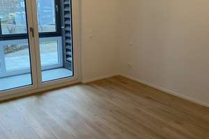 Ansprechende 2-Zimmer-EG-Wohnung mit Einbauküche & Terrasse/Garten in München – Henschelstraße 29, 81249 Lochhausen, München – Vorschaubild 2