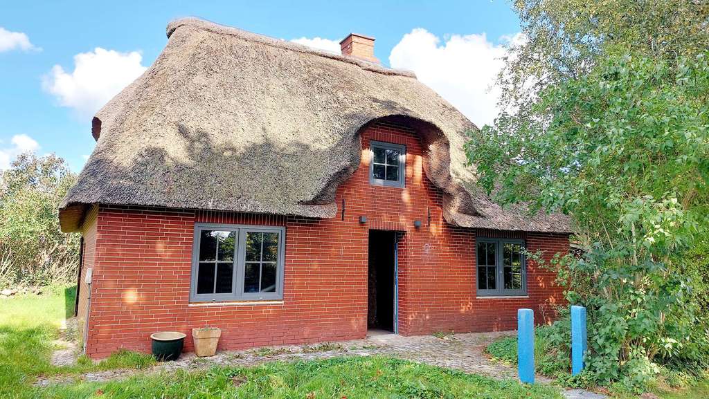 Immobilie in Almdorf - Seltenes Küstenobjekt nahe der Nordsee - Historisches Reetdachhaus zur individuellen Fertigstellung - Bild 0