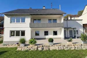 Saniertes EFH mit Weitblick: Pelletheizung, Garage & Option auf eine Einliegerwohnung – Die vollständige Adresse der Immobilie erhältst du vom Anbieter., 74597 Stimpfach – Vorschaubild 1