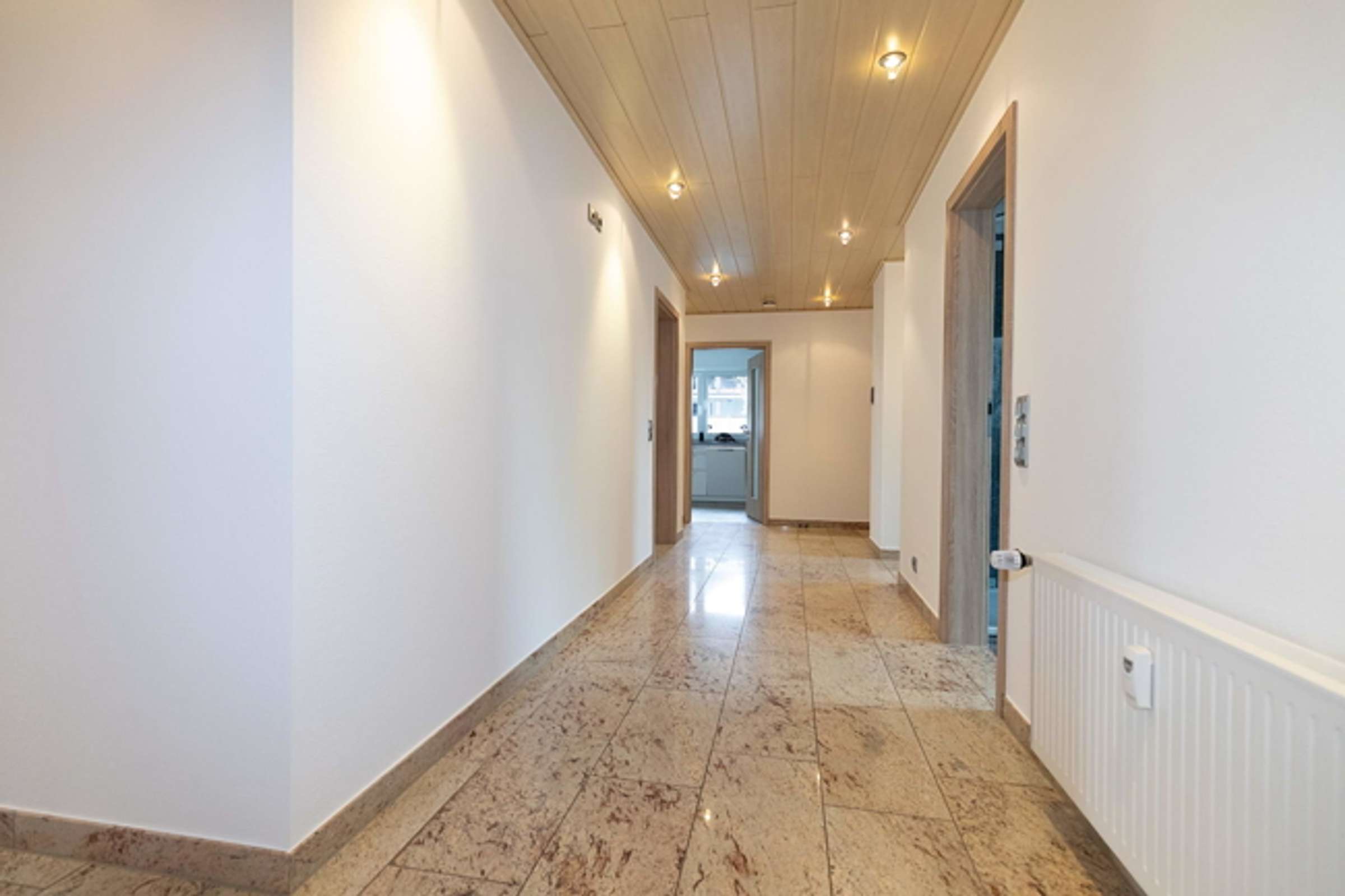 Attraktive 5-Zimmer-Wohnung mit herrlichem Ausblick und Wintergarten in naturnaher Ortsrandlage