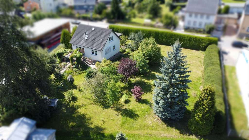 Immobilie in Lauter-Bernsbach - Gemütliches Einfamilienhaus mit Keller und tollem Garten! - Bild 1