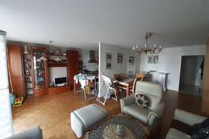 Attraktive 3,5-Zimmer-Wohnung mit Terrasse, Hobbyraum und Tiefgaragenstellplatz