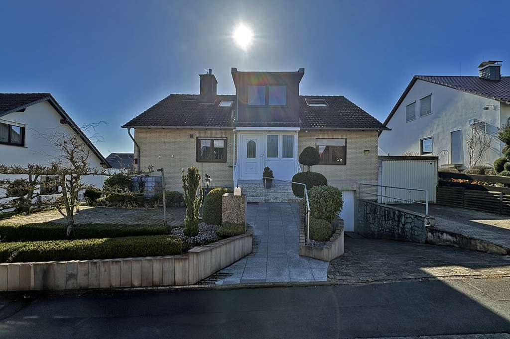 Immobilie in Idstein - Ihr Wohntraum auf drei Ebenen - Großzügiges EFH mit ELW in ruhiger grüner Lage - Bild 0