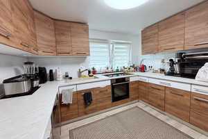 Charmante Doppelhaushälfte mit Einliegerwohnung, 4-Stellplatz-Garage und 859 m² Grundstück – Hof – Vorschaubild 5