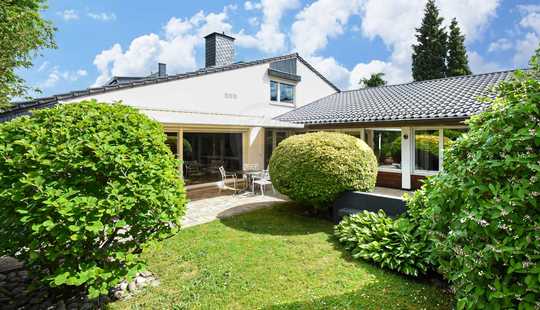 Bild von Zeitlose Architektur
mit Pool und Fernblick in bester Hardtwaldlage