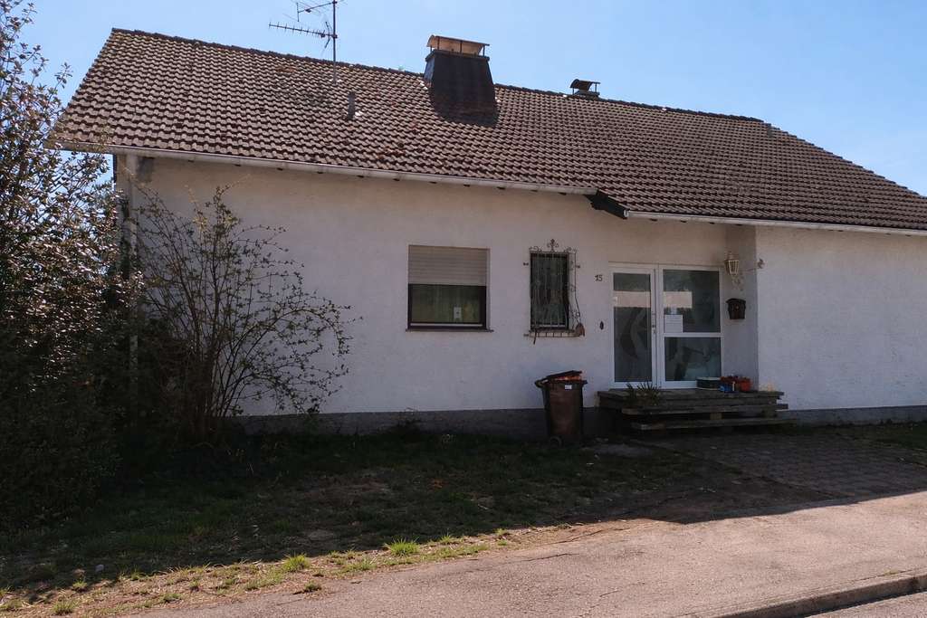 Immobilie in Hermeskeil - Wohnen im Grünen: Großzügiges Zweifamilienhaus mit Garten, Kamin & Ausbaupotenzial - Bild 1