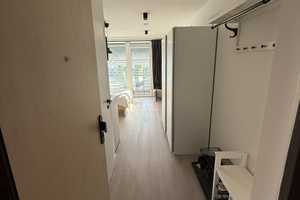 Exklusiv möblierte 1-Zimmer-Wohnung mit gehobener Einrichtung und Balkon + Küche in Schwabing – Leopoldstrasse 202, 80804 München – Vorschaubild 3