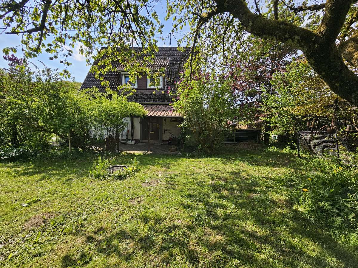 Gemütliches Einfamilienhaus in sonniger Lage mit großer Terrasse, XL-Garage und schönem Fernblick