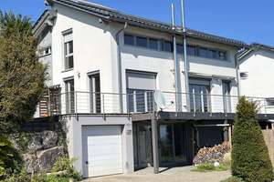 Klasse freistehendes Einfamilienhaus mit Terrasse, Balkon und Einliegerwohnung – Die vollständige Adresse der Immobilie erhältst du vom Anbieter., 79733 Görwihl – Vorschaubild 1