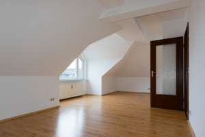 Charmante Dachgeschosswohnung mit Dielenboden & viel Licht in Hamburg-Heimfeld