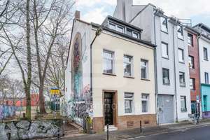 Charmantes Zweifamilienhaus in zentraler Lage mit vielfältigen Nutzungsmöglichkeiten – Die vollständige Adresse der Immobilie erhältst du vom Anbieter., 50823 Ehrenfeld (Ortsteil), Köln – Vorschaubild 2