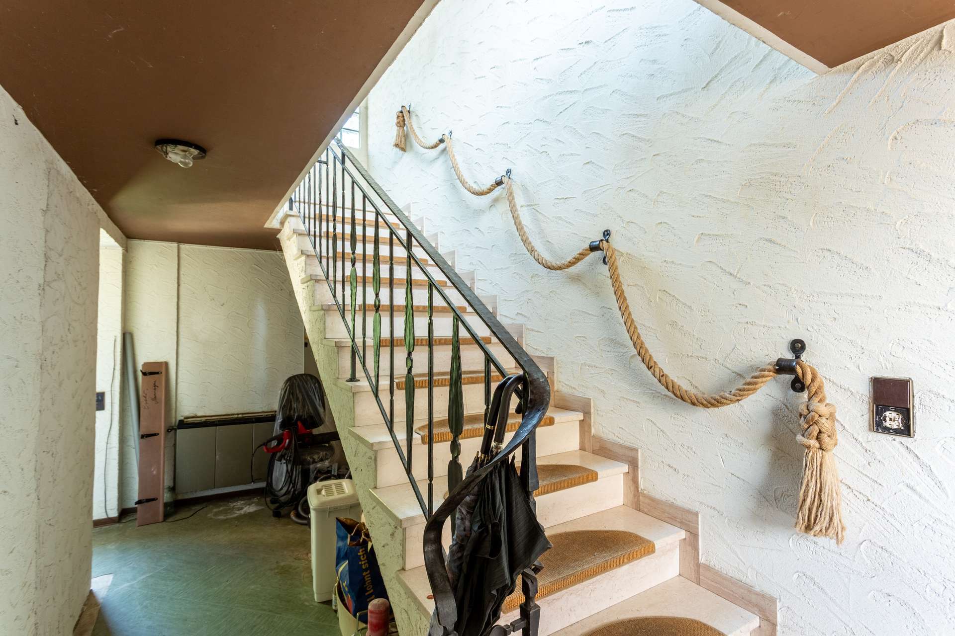 Handwerker aufgepasst! Großes Wohnhaus mit Scheune, Garagen und großem Grundstück, Euskirchen Kreis – Bild 2