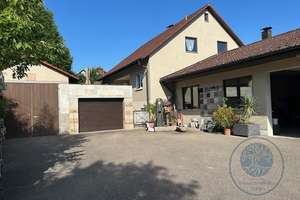 PROVISIONSFREI + PREISREDUZIERUNG
Einfamilienhaus mit Werkstatt + Atelier in bester Lage in Welden – Die vollständige Adresse der Immobilie erhältst du vom Anbieter., 86465 Welden – Vorschaubild 2