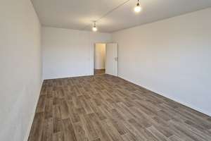 Hier ist ganz viel Platz! - 4-Zimmer-Wohnung mit Balkon, frisch renoviert - ** AB AUGUST **! – Ringstraße 197, 4209 Grünau-Mitte, Leipzig – Vorschaubild 4