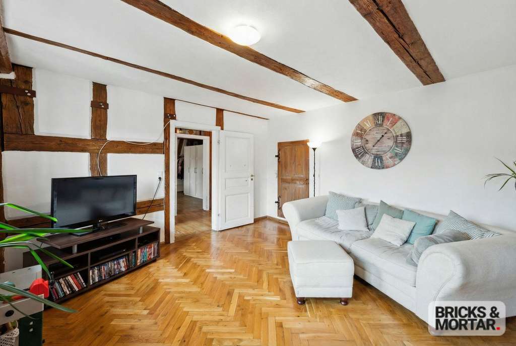 Immobilie in Altdorf bei Nürnberg - Historisches Wohnen auf drei Ebenen in der Altstadt: Maisonettewohnung mit Galerie, Dachloggia, EBK  - Bild 2