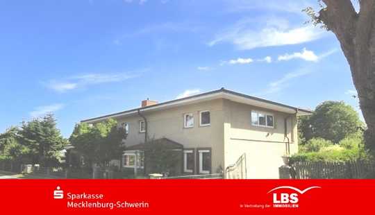 Bild von Ihr großes Zuhause auf großem Grundstück