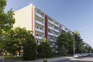 Herzlich willkommen: wir sanieren für Sie eine 3-Zimmerwohnung im Erdgeschoß mit Balkon! – Senftenberger Str. 34, 1239 Prohlis-Süd, Dresden – Vorschaubild 1