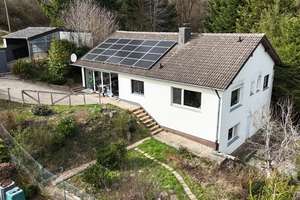 Freistehendes Einfamilienhaus mit Einliegerwohnung, großem Waldgrundstück &Talblick in sonniger Lage – Die vollständige Adresse der Immobilie erhältst du vom Anbieter., 53937 Schleiden – Vorschaubild 1