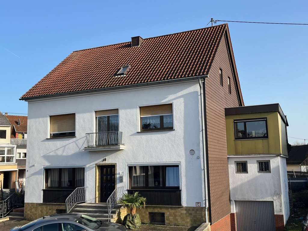 Immobilie in Schmelz - SCHMELZ : Großzügiges OBJEKT mit POTENTIAL und PV - ANLAGE in Zentrumsnähe ! - Bild 0