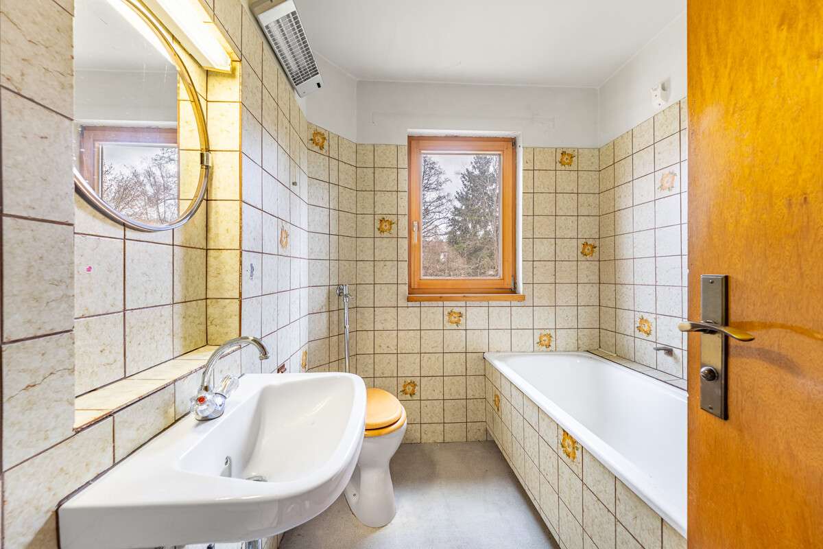 Immobilie in Tutzing - Einfamilienhaus mit großem Grundstück
& viel Raum für neue Ideen - Bild 3