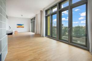Urbaner Loft-Charakter am Wasser – architekturpreisgekröntes Wohnen im Osthafen