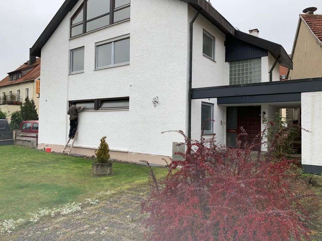 Immobilie in Neresheim - 4-Familienhaus mit zwei freien Wohnungen, 2 Garagen und Solar. - Bild 0